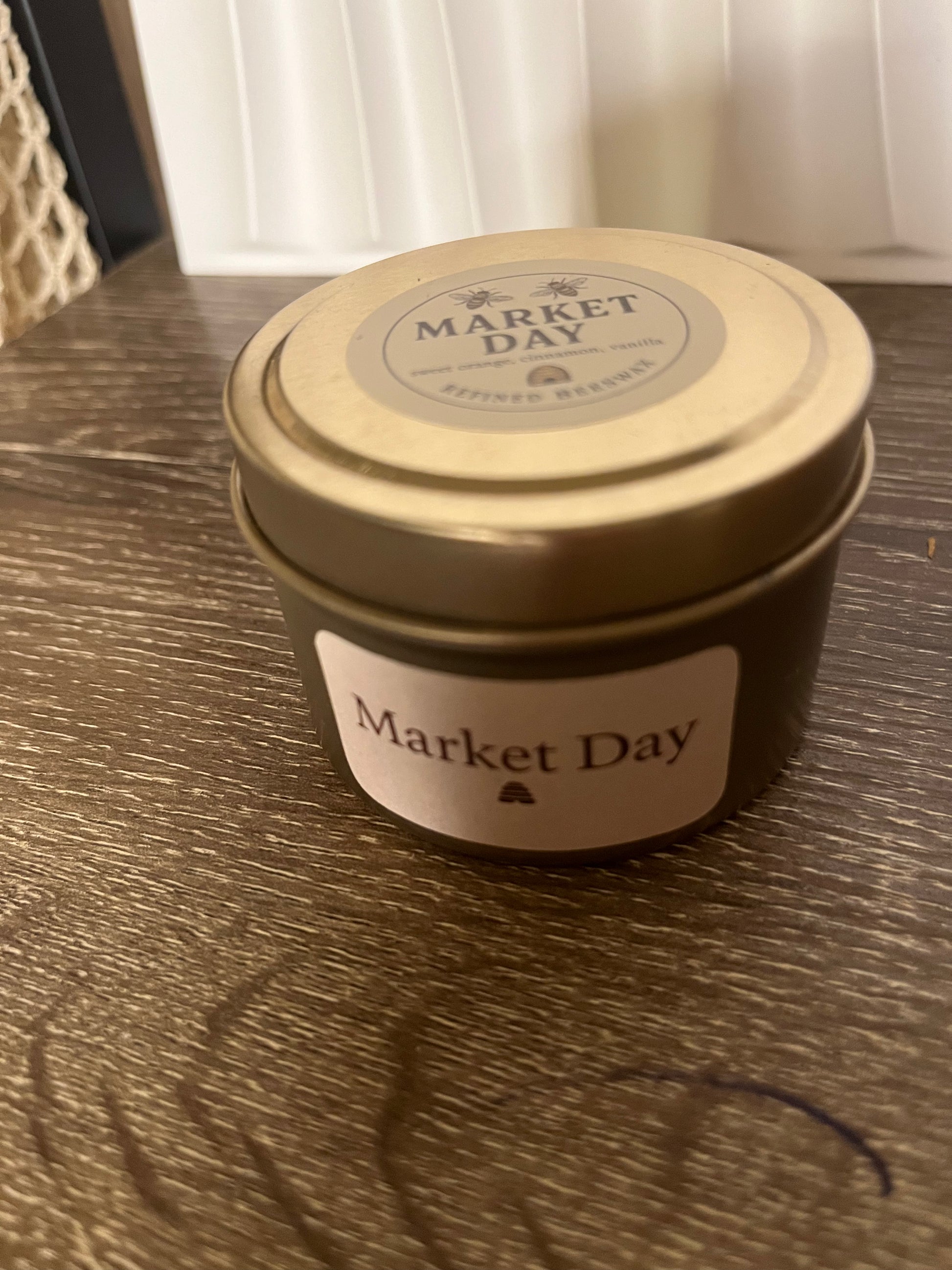 Beeswax blend candle 'Market Day' on a wooden surface